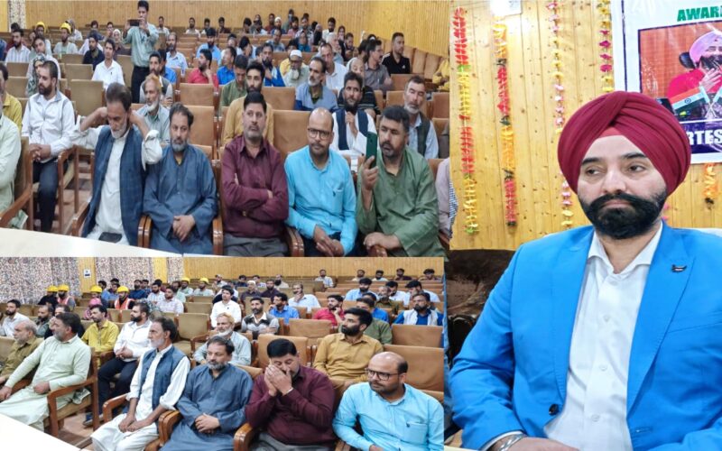 Labour Commissioner S. Charandeep Singh Engages Kupwara Stakeholders,  Distributes Welfare Cheques to Workers