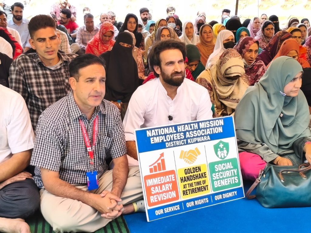 Sufi Tahir Joins NHM Employees’ Protest, Urges Govt to Address Pending Demands